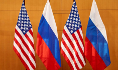 Photo des drapeaux de la Russie et des États-Unis