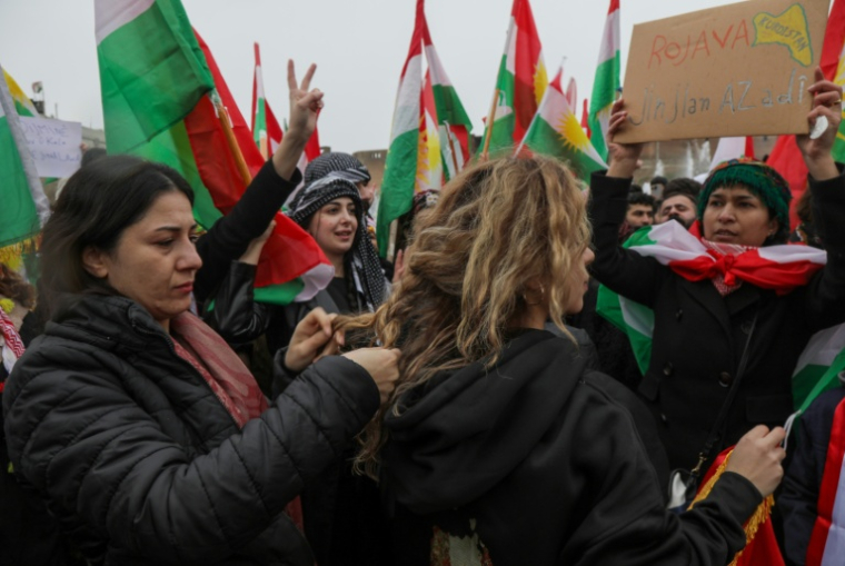 Des femmes kurdes se tressent les cheveux lors d'une manifestation à Erbil, dans le Kurdistan d'Irak, par solidarité avec une combattante kurde de Syrie, le 23  janvier 2026. ( AFP / Safin HAMID )