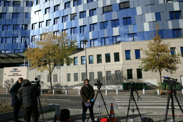 Des journalistes devant le bâtiment de la direction de la police judiciaire à Paris, siège de la BRB (Brigade de répression du banditisme), le 26 octobre 2025 ( AFP / Alain JOCARD )