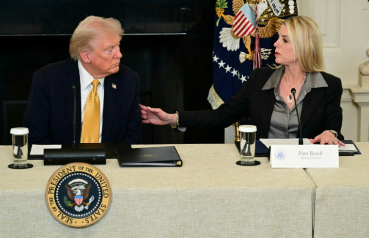 Le président américain Donald Trump écoute sa ministre de la Justice, Pam Bondi, lors d'une réunion à la Maison Blanche à Washington, le 23 octobre 2025 ( AFP / Jim WATSON )