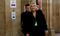 Marine Le Pen, présidente du groupe parlementaire du Rassemblement national (RN), arrive au tribunal de Paris  pour une audience dans le cadre de son procès en appel, où elle est accusée de détournement de fonds publics européens, le 14 janvier 2026 ( AFP / Thomas SAMSON )