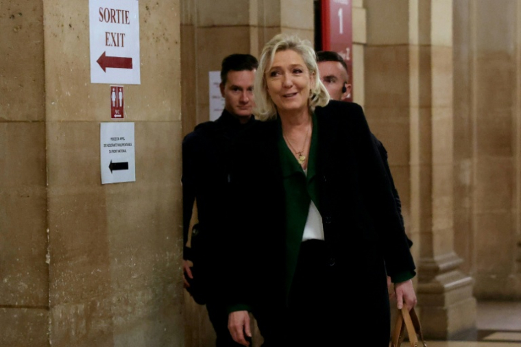 Marine Le Pen, présidente du groupe parlementaire du Rassemblement national (RN), arrive au tribunal de Paris  pour une audience dans le cadre de son procès en appel, où elle est accusée de détournement de fonds publics européens, le 14 janvier 2026 ( AFP / Thomas SAMSON )