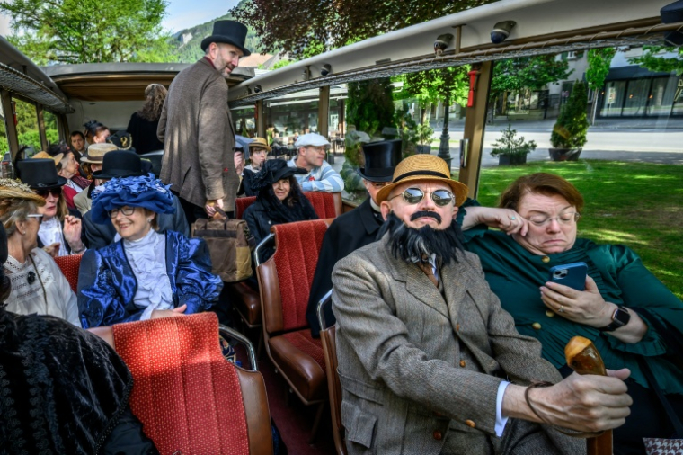 Une soixantaine de membres de la Sherlock Holmes Society de Londres en pèlerinage en Suisse, le 3 mai 2026 ( AFP / Fabrice COFFRINI )