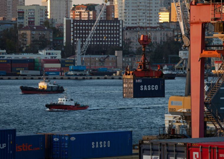Trois conteneurs d'expédition dans un port de Vladivostok, en Russie