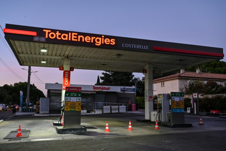 Le gouvernement s'engage également à contrôler les "prix et les marges" des distributeurs ( AFP / Pascal GUYOT )
