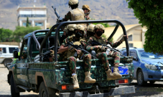 Les forces armées houthies du Yémen patrouillent tandis que des prisonniers yéménites loyaux aux autorités houthies arrivent dans la capitale Sanaa, le 12 septembre 2026, après avoir été libérés sur la côte ouest où ils étaient détenus, avec d’autres, par les forces gouvernementales yéménites soutenues par l’Arabie saoudite ( AFP / Mohammed HUWAIS )