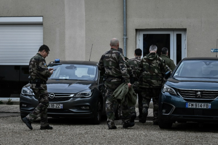 Des gendarmes lors des opérations de recherche pour localiser la joggeuse disparue Agathe Hilairet à Vivonne, le 13 avril 2025 dans la Vienne ( AFP / Philippe LOPEZ )