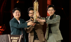 Le dirigeant de l'équipe chinoise All Gamers Le Kedeng (à gauche) brandit le trophée de l'Esports World Cup à Paris le 23 août 2026 ( POOL / Teresa SUAREZ )
