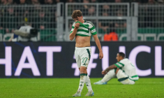 Un joueur du Celtic se prend une pièce dans le visage lors du Old Firm