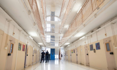 Des gardiens de prison se tiennent à côté des cellules du Centre National d'Évaluation (CNE), une installation dédiée à l'évaluation de la personnalité et du risque potentiel des détenus, à la prison de Fresnes, à Fresnes, au sud de Paris, le 15 mai 2025 ( AFP / Thomas SAMSON )