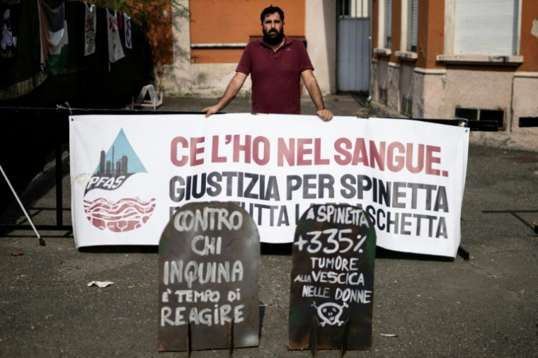 Eugenio Spineto, membre du comité "Stop Solvay", pose au Laboratorio Sociale, un centre social autogéré, à Alessandria, dans le nord de l'Italie, le 29 septembre 2026 ( AFP / Marco Bertorello )
