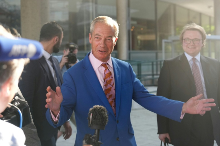 Le chef du parti Reform UK, Nigel Farage, s'adresse aux journalistes, dans le centre de Londres, le 7 juillet 2026 ( AFP / CARLOS JASSO )