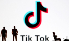 Illustration montre des personnes devant un logo Tik Tok