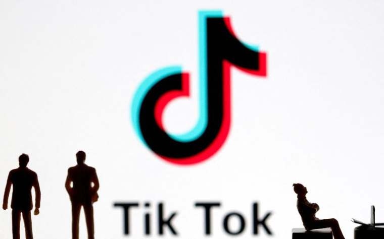 Illustration montre des personnes devant un logo Tik Tok