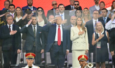 Donald Trump (au centre) et son épouse Melania assistent au début de la grande parade militaire sur le National Mall, au coeur de Washington, le 14 juin 2025 ( AFP / Mandel NGAN )
