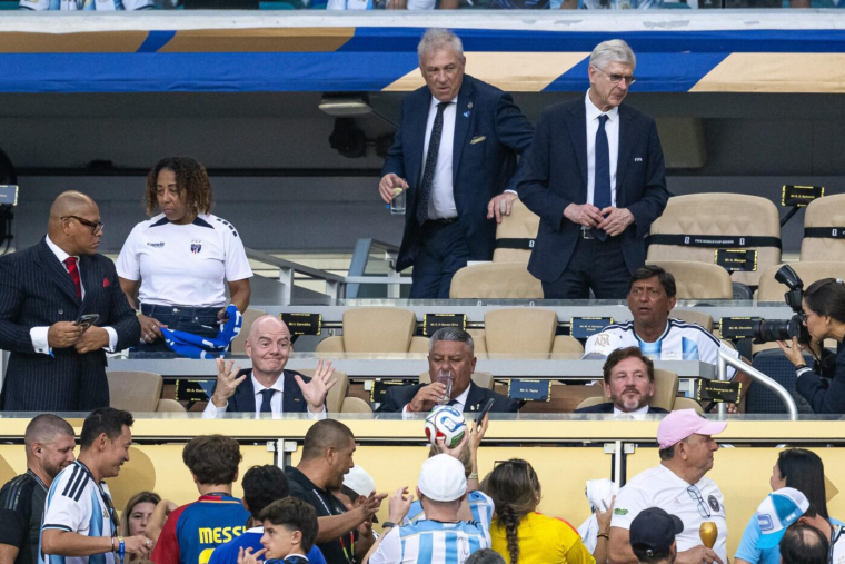 Arsène Wenger tourne le dos à Gianni Infantino