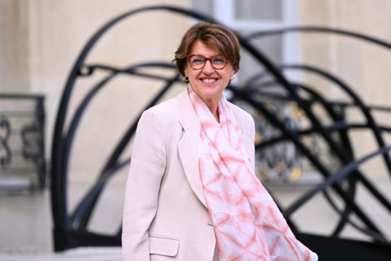 La ministre de l'Agriculture Annie Genevard quitte l'Elysée après le conseil des ministres, le 24 août 2026 ( AFP / LOU BENOIST )