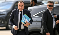 Le Premier ministre Sébastien Lecornu arrive pour une réunion avec des responsables à Mérignac, près de Bordeaux, le 17 août 2026 en Gironde, après un incendie de forêt ( POOL / Christophe ARCHAMBAULT )