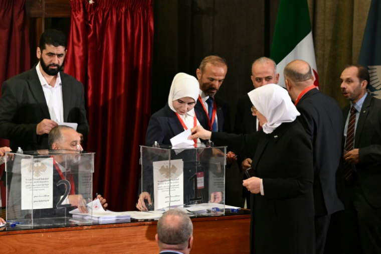 Une membre des comités locaux syriens vote lors du processus de sélection pour désigner le premier Parlement de l'ère post-Assad à Damas, le 5 octobre 2025 en Syrie ( AFP / LOUAI BESHARA )