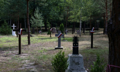 Un cimetière sur le site d’exhumation du massacre de Volhynie de la Seconde Guerre mondiale, près du village détruit d’Ostrivky, dans la région de Volyn, le 28 juillet 2026 ( AFP / Serhii Okunev )