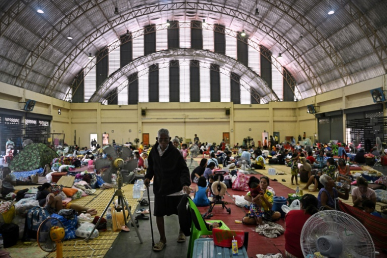 Des personnes déplacées par les combats sont hébergées dans un gymnase de l'Université Surindra Rajabhat, dans la province thaïlandaise de Surin, le 25 juillet 2025 ( AFP / Lillian SUWANRUMPHA )