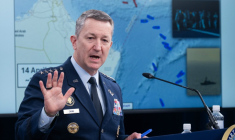 Le chef d'état-major de l'armée américaine Dan Caine, lors d'un point presse au Pentagone, le 16 avril 2026 ( AFP / SAUL LOEB )