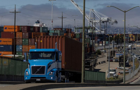 Des conteneurs d'expédition sont visibles dans un terminal du port d'Oakland, en Californie