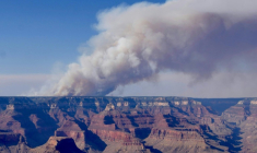 Une photo du Grand Canyon, surplombé par une colonne de fumée à cause d'un incendie, fournie par la direction du parc naturel américain le 11 juillet 2025 ( NATIONAL PARK SERVICE / - )