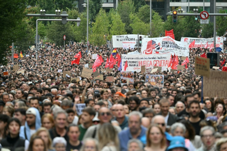 De manifestants défilent pour le droit au logement  au lendemain du rejet par les députés d'une série de mesures présentées par le gouvernement, le 3 octobre 2026 à Madrid ( AFP / JAVIER SORIANO )