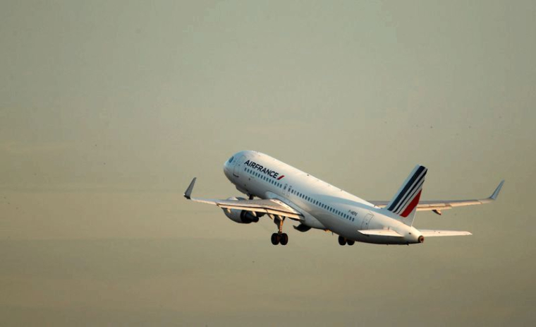 LA FRANCE LANCE UN PLAN DE SAUVETAGE DE L'AÉRONAUTIQUE