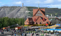 Des personnes assistent au déplacement de l'église en bois de Kiruna, le 19 août 2025 à Kiruna, en Suède ( TT NEWS AGENCY / Fredrik SANDBERG )