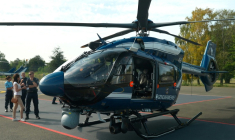 Image tirée d'une vidéo d'AFP TV montrant le nouvel hélicoptère H145 D3 de la Gendarmerie nationale se préparant à quitter la base aérienne 107 de Vélizy-Villacoublay pour participer au défilé militaire annuel à Paris, le 14 juillet 2026 ( AFP / Benoît DUCROCQ )