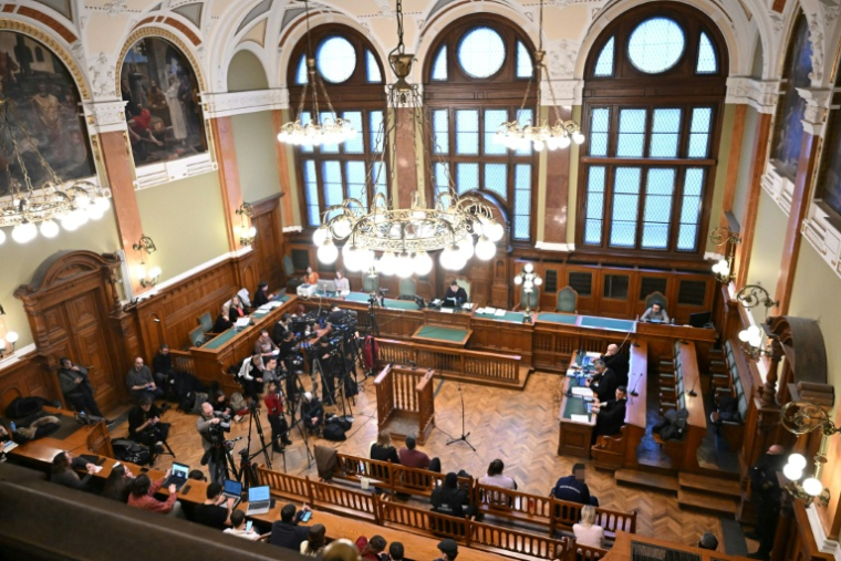 La salle d'audience du tribunal de Budapest le 4 février 2026, lors du procès du militant antifasciste non-binaire allemand Maja T., accusé de violences contre des participants néonazis à une manifestation en Hongrie en 2023 ( AFP / Attila KISBENEDEK )