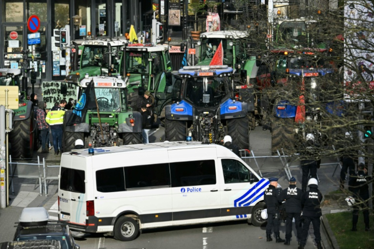 Des tracteurs près du Parlement européen, lors d'une manifestation d'agriculteurs dénonçant les réformes de la Politique agricole commune (PAC) et les accords commerciaux avec le Mercosur, à Bruxelles, le 18 décembre 2025 ( AFP / NICOLAS TUCAT )