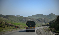 Un camion-citerne iranien transportant du fioul lourd circule sur une route en direction de Souleimaniyé, dans la région du Kurdistan irakien, après avoir franchi le poste frontière de Bashmagh le 11 mars 2026 ( AFP / Ozan KOSE )