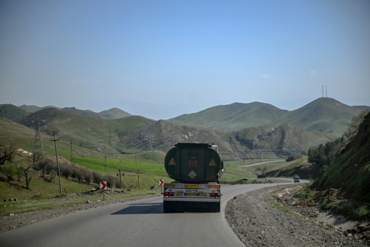 Un camion-citerne iranien transportant du fioul lourd circule sur une route en direction de Souleimaniyé, dans la région du Kurdistan irakien, après avoir franchi le poste frontière de Bashmagh le 11 mars 2026 ( AFP / Ozan KOSE )