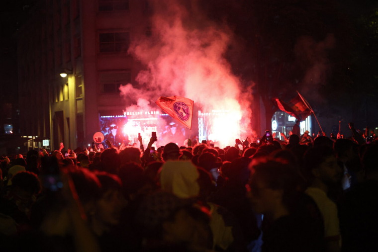 « Je peux mourir demain ce n’est pas grave ! » : les Champs-Élysées, théâtre du triomphe fêté par les Parisiens
