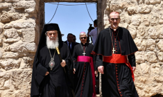 Le patriarche latin catholique de Jérusalem, Pierbattista Pizzaballa (D), et son homologue grec orthodoxe, Théophilos III (G), dans le village palestinien chrétien de Taybé en Cisjordanie occupée, le 14 juillet 2025 ( AFP / Zain JAAFAR )