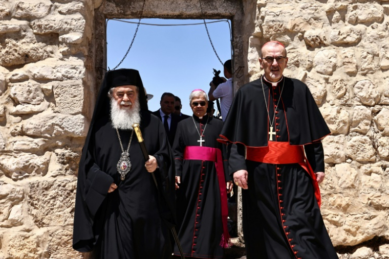 Le patriarche latin catholique de Jérusalem, Pierbattista Pizzaballa (D), et son homologue grec orthodoxe, Théophilos III (G), dans le village palestinien chrétien de Taybé en Cisjordanie occupée, le 14 juillet 2025 ( AFP / Zain JAAFAR )
