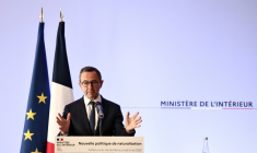 Le ministre de l'Intérieur, Bruno Retailleau présente les nouvelles orientations en matière de naturalisation des étrangers à la préfecture de Créteil, dans le Val-de-Marne, le 5 mai 2025 ( AFP / Thibaud MORITZ )