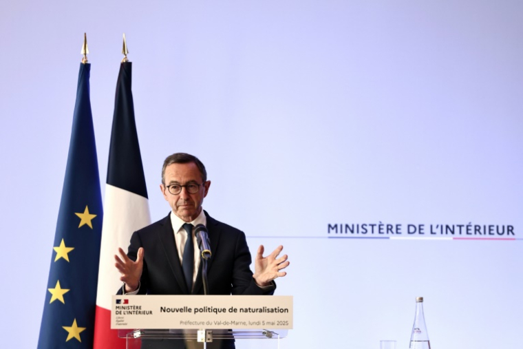Le ministre de l'Intérieur, Bruno Retailleau présente les nouvelles orientations en matière de naturalisation des étrangers à la préfecture de Créteil, dans le Val-de-Marne, le 5 mai 2025 ( AFP / Thibaud MORITZ )