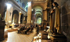 Les chiffres des prêtres ordonnées en France repartent à la baisse, et sont proches du plancher de 88 ordinations en 2023 - En photo, la basilique Saint-Sauveur de Rennes le 1er décembre 2012 ( AFP / FRANK PERRY )