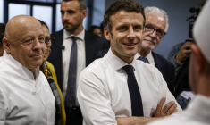 Thierry Marx et Emmanuel Macron, à Dijon, en mars 2022 ( AFP / LUDOVIC MARIN )