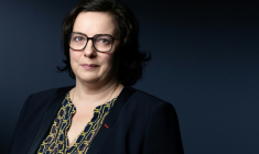 La présidente de l'Union sociale pour l'habitat, Emmanuelle Cosse, à Paris le 25 novembre 2025 ( AFP / JOEL SAGET )