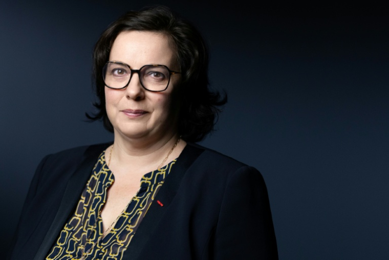 La présidente de l'Union sociale pour l'habitat, Emmanuelle Cosse, à Paris le 25 novembre 2025 ( AFP / JOEL SAGET )