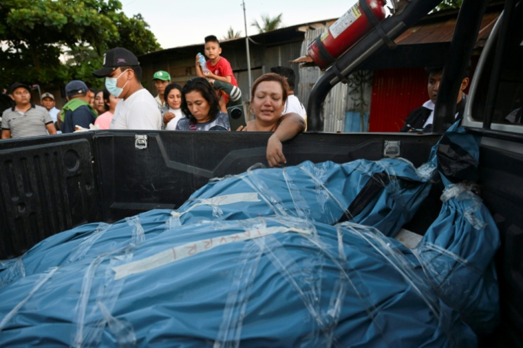 Devant des corps de victimes provenant de l'épave d'un bateau submergé après un éboulement qui s'est produit au port péruvien d'Iparia, une femme est émue à l'extérieur d'une morgue de Pucallpa, la capitale de la région péruvienne d'Ucayali, le 1er décembre 2025 ( AFP / Hugo Alejos )
