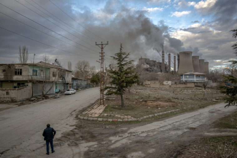 Des nuages de fumée noire s'élèvent de la centrale thermique au charbon d'Afsin-Elbistan, située dans le village voisin de Cogulhan, le 11 février 2026 en Turquie ( AFP / Ozan KOSE )
