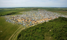 Photo émanant de la gendarmerie nationale, le 3 mai 2026, montrant une vue aérienne du lieu où se tient une free party géante sur un site militaire à Cornusse, près de Bourges ( GENDARMERIE NATIONALE / Handout )