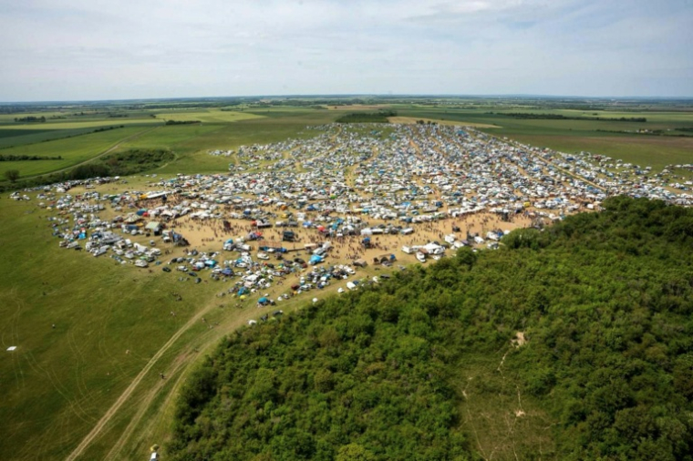 Photo émanant de la gendarmerie nationale, le 3 mai 2026, montrant une vue aérienne du lieu où se tient une free party géante sur un site militaire à Cornusse, près de Bourges ( GENDARMERIE NATIONALE / Handout )