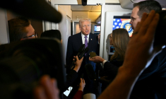 Donald Trump, lors d'un point presse à bord d'Air Force One, le 30 novembre 2025 ( AFP / Jim WATSON )